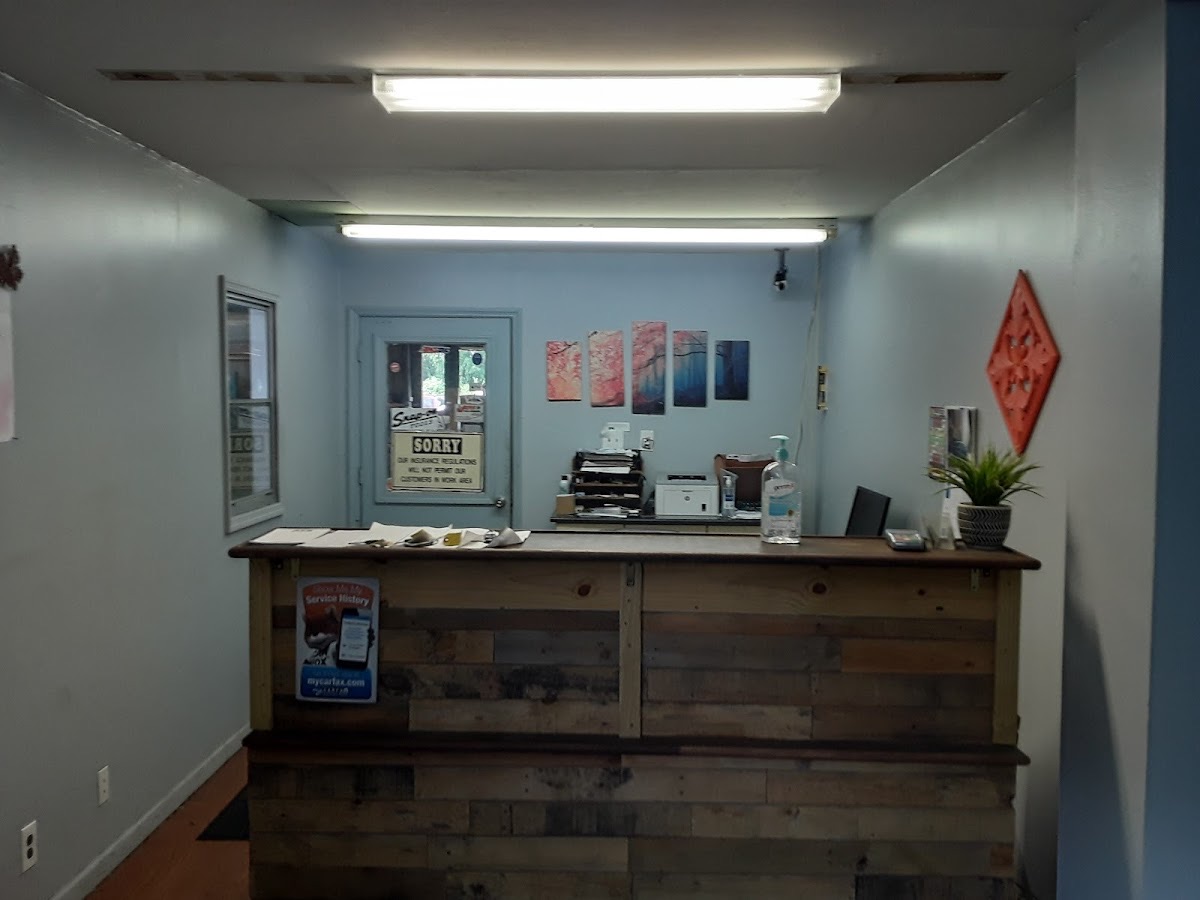 The front office and reception counter at Avondale Independent
